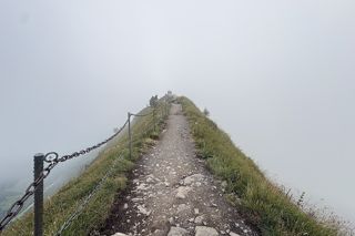 Gratweg am Chlingenstock auf dem Stoos, im Nebel